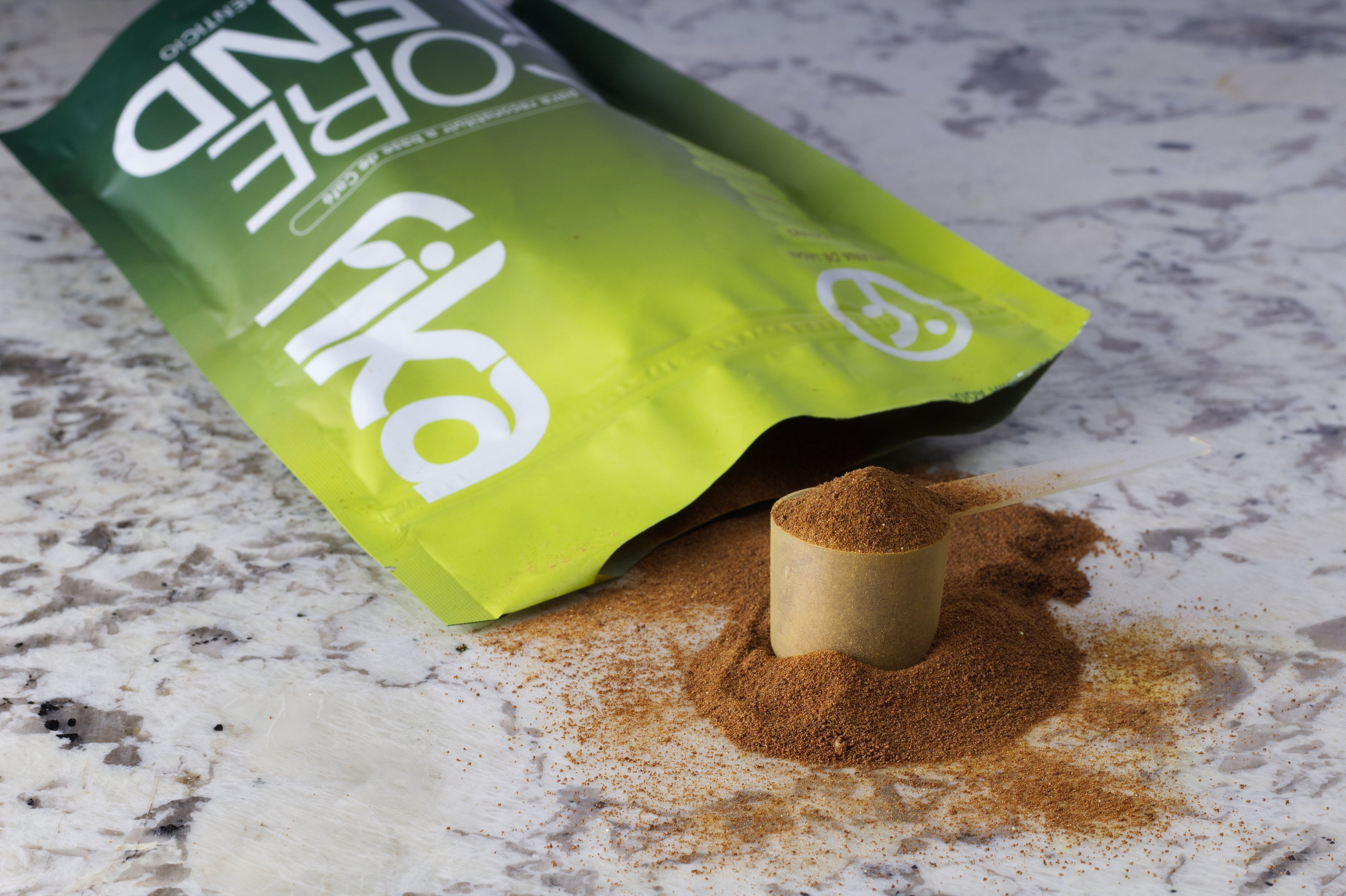 Porción de Fika Core Blend en polvo — café funcional con adaptógenos