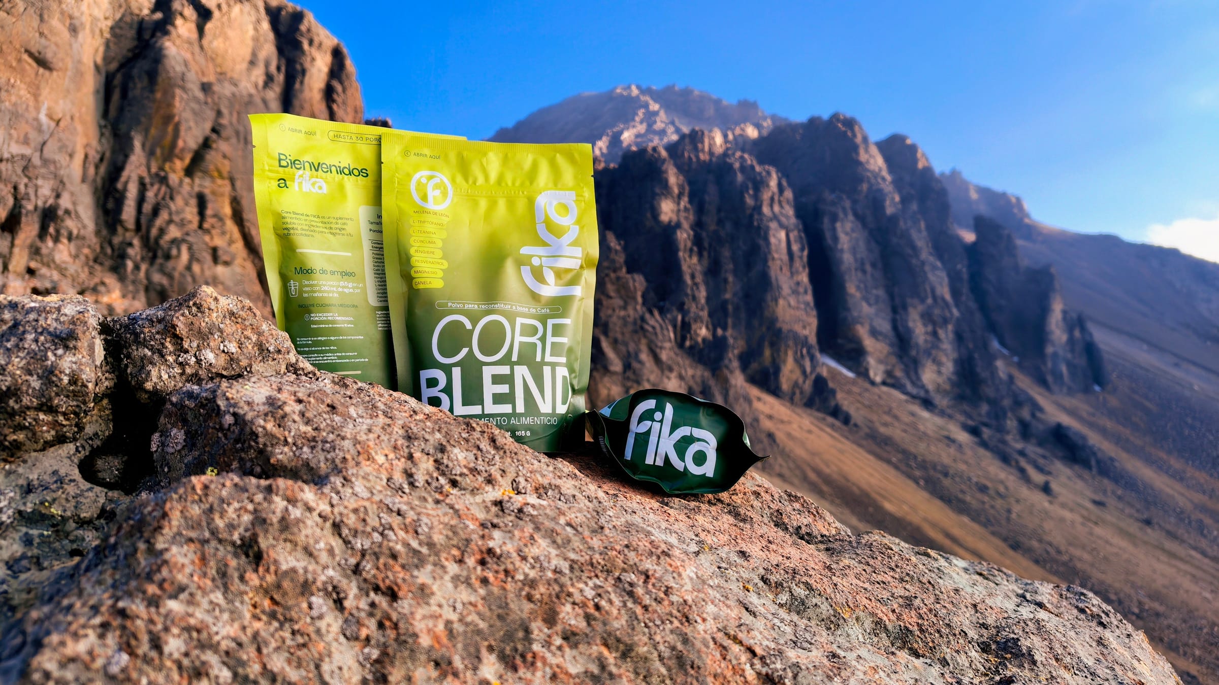 Dos bolsas de Core Blend sobre una roca, con montañas al fondo