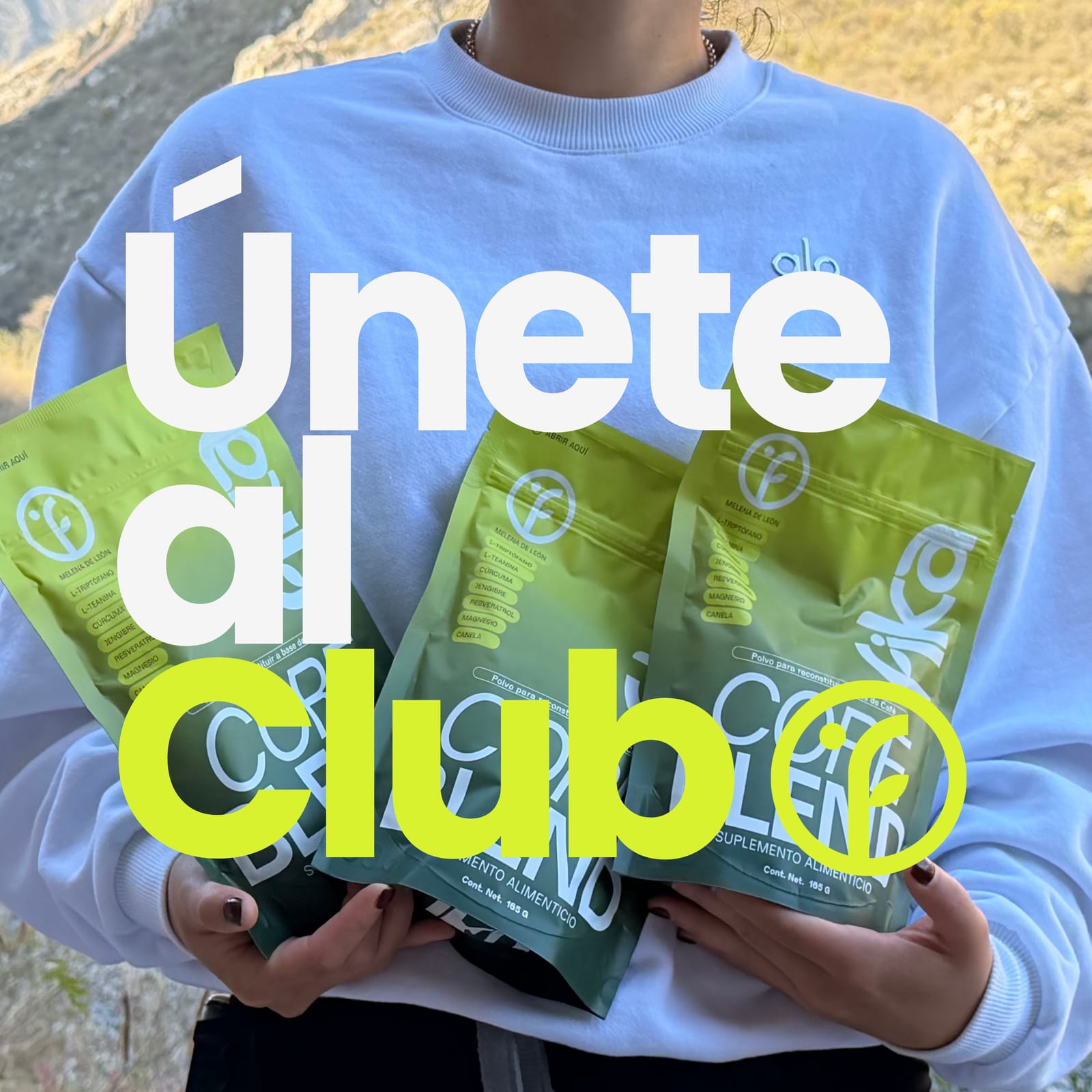 Únete al Club: una persona sostiene tres bolsas de Core Blend